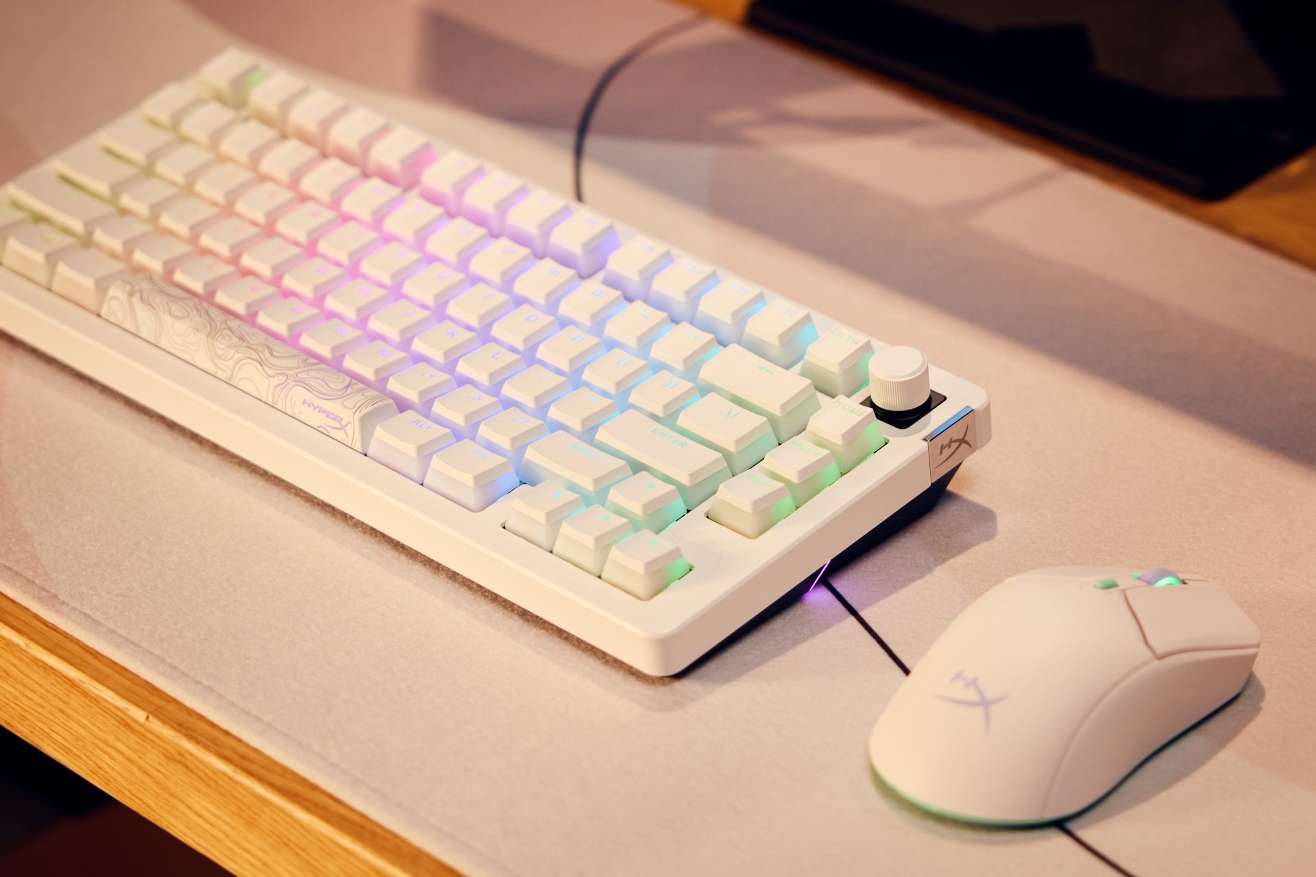 Weißes Gaming-Tastatur- und Maus-Set mit RGB-Beleuchtung auf einem Schreibtisch