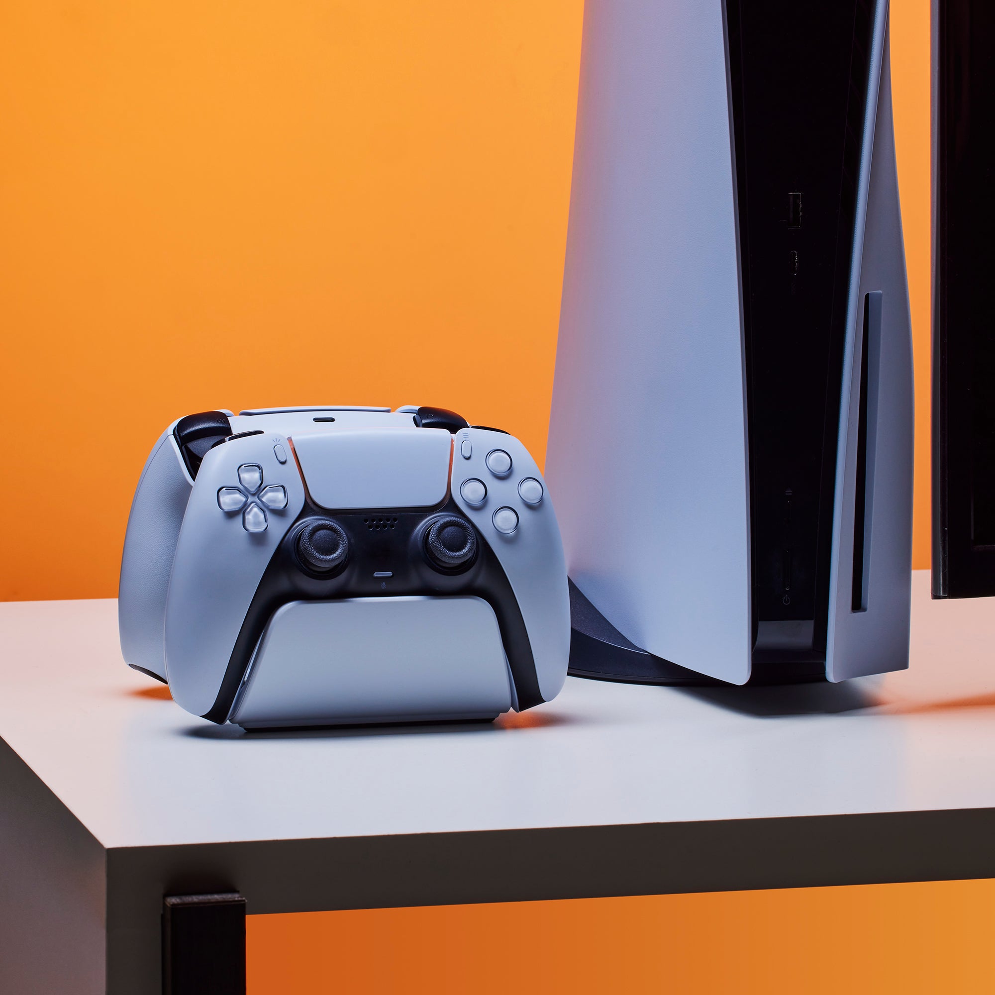 Lädt 2 DualSense™ Wireless-Controller gleichzeitig auf